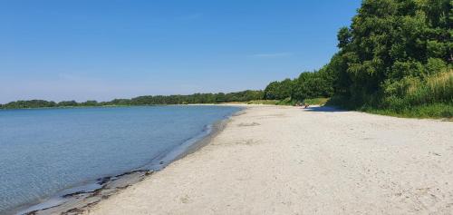 Njut av solen havet stranden in Soelvesborg, Sweden