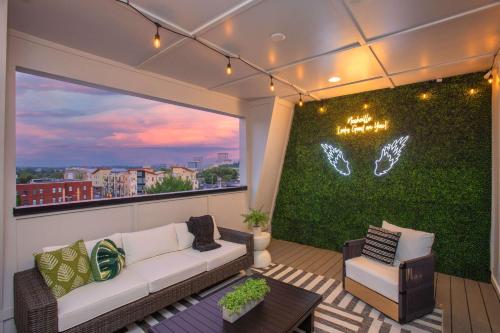 Brand New Elegance Rooftop Views of Nashville in Nashville, United States