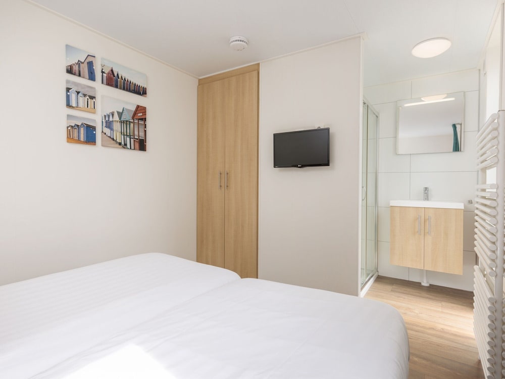 Modern Lodge With two Bathrooms Near the Beach — 4-Star Luxury Hotel in Callantsoog, Netherlands