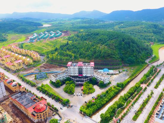 Malong Lexi Hot Spring Holiday Hotel — hotel in Tongquan