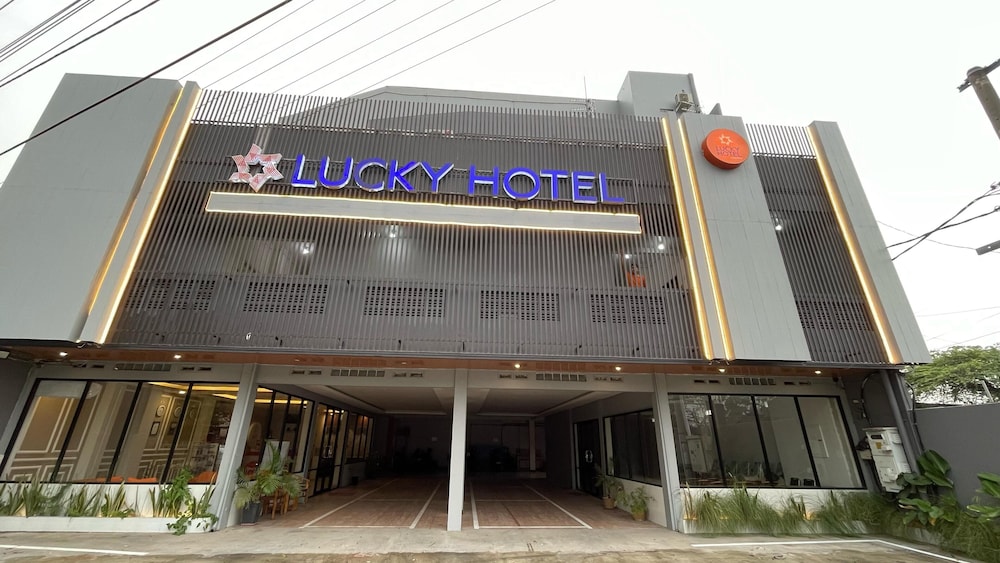 Lucky Hotel Purwodadi — hotel in Purwodadi