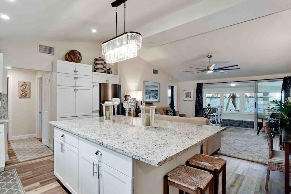 Gorgeous Waterfront Mermaid S Retreat Wows — Englewood