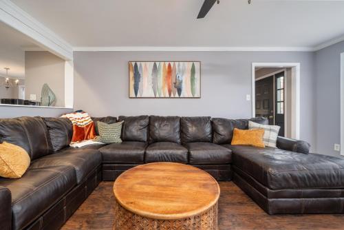 Colleens Corner Captivating 4bed 2.5 bath in Charming Neighborhood — 4-Star Luxury Hotel in Little Rock, United States