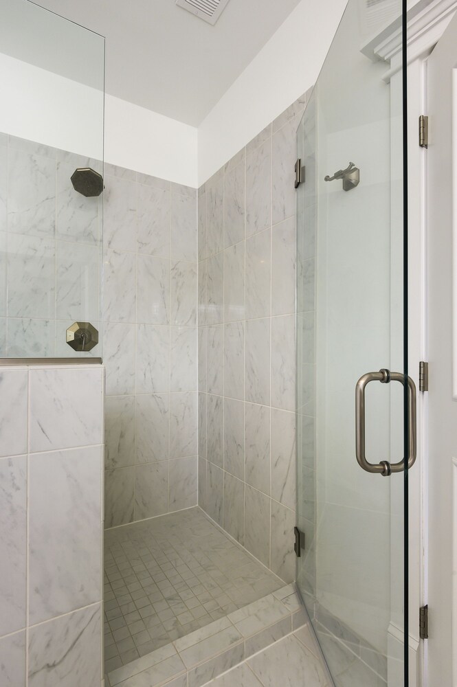 Oak Street Mansion - photo 32