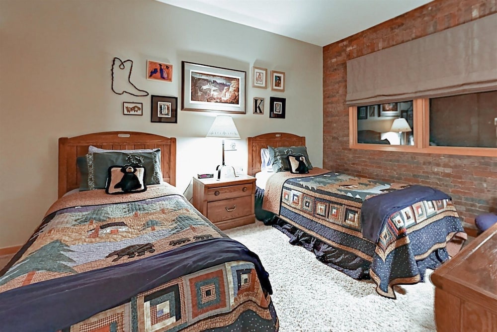 Family friendly 3 Bedroom Vacation Rental in West Keystone Resort Along the Snake River With Pool and Hot Tub - photo 28