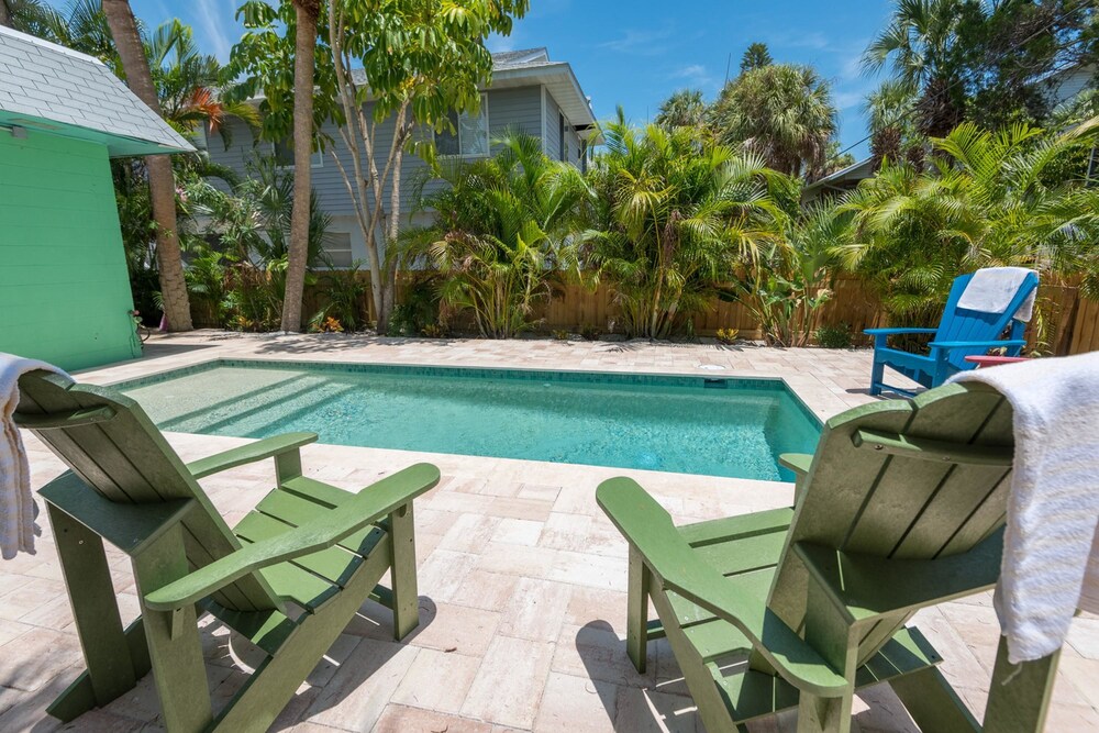 Salty Dog — 4-Star Luxury Hotel in Holmes Beach, United States