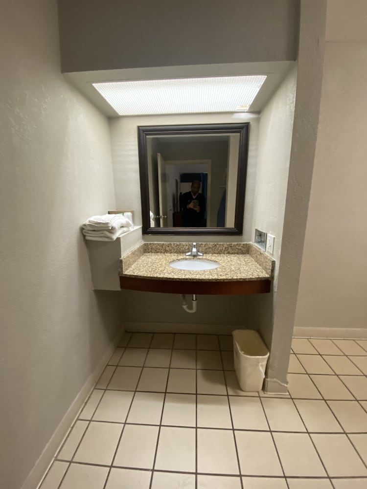 Days Inn by Wyndham Ozark - photo 4