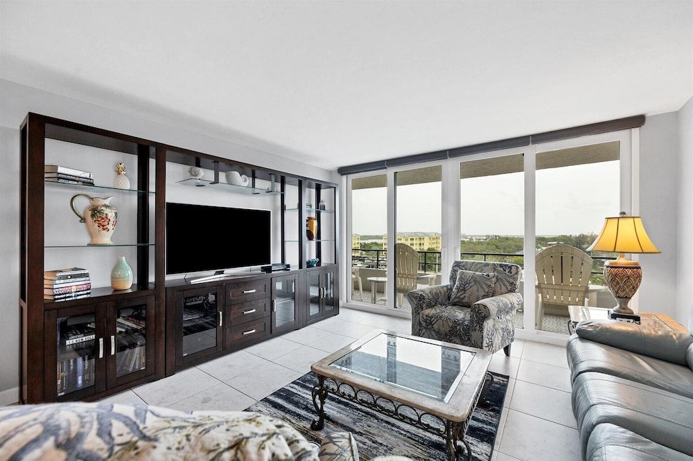 6415 Midnight Pass #805 — 4-Star Luxury Hotel in Siesta Key, United States