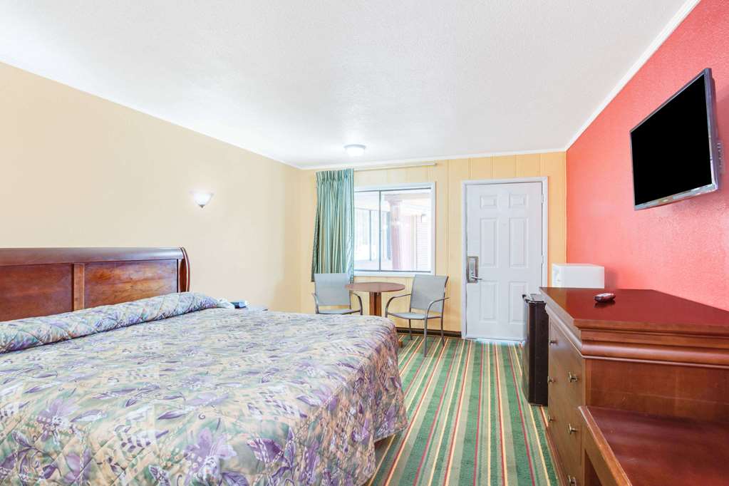 Knights Inn Paris - photo 13