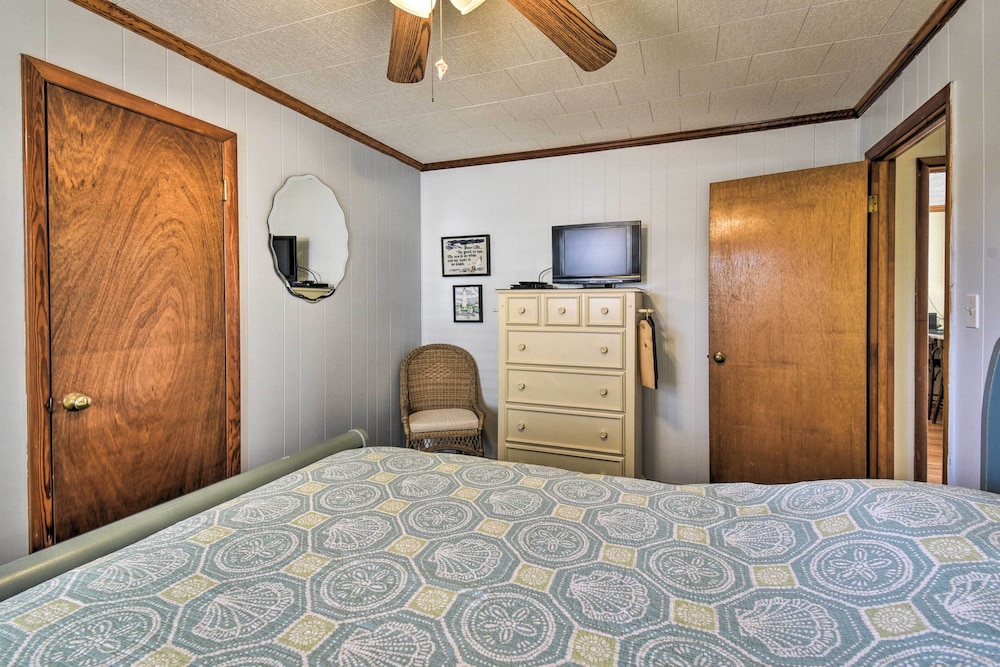 Nags Head Cottage Screened Porch Walk to Beach - photo 2