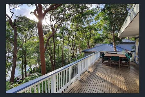 Treetop Retreat Northern Beaches with Stunning Pittwater Bay Views — 4-Star Luxury Hotel in Newport, Australia