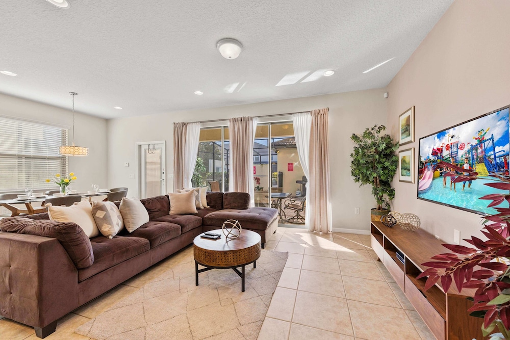 Beautiful Townhome With Splash Pool and Game Room - photo 31