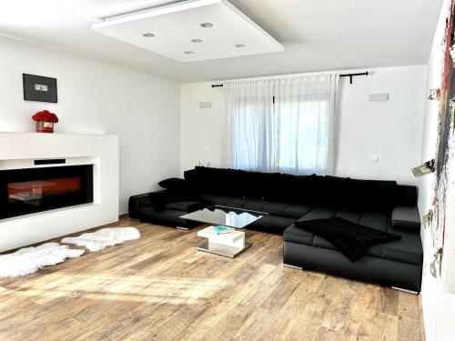 Spacious Cosy Apt with Pool and Parking — 4-Star Luxury Hotel in Pesnica Pri Mariboru, Slovenia