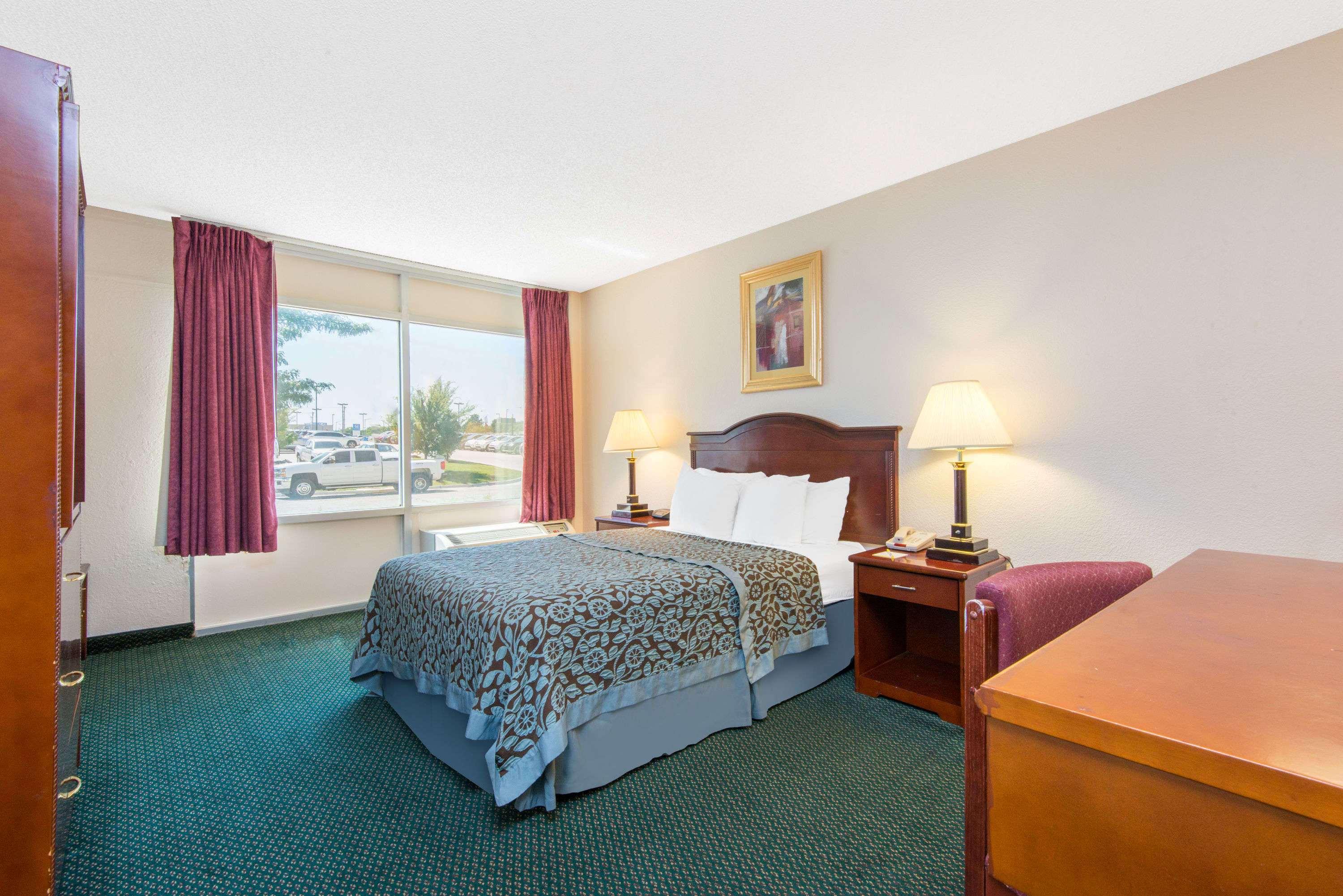Days Inn and Suites by Wyndham Wichita East - photo 10