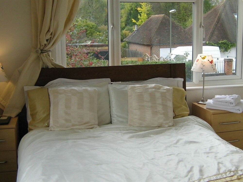 Savannah Bed & Breakfast — 4-Star Luxury Hotel in Slough, United Kingdom