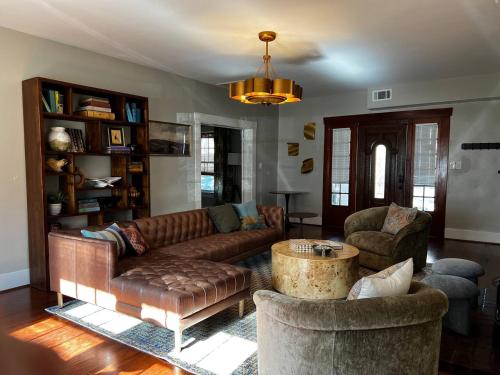 Vintage Cozy House in Center of Montrose — 4-Star Luxury Hotel in Houston, United States