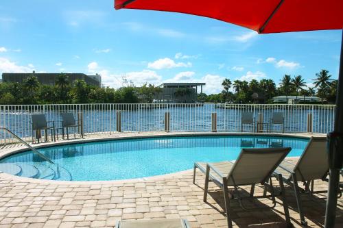 Intracoastal sunsets condo building with 2 beds or 1 bed units private heated pool — 4-Star Luxury Hotel in Pompano Beach, United States