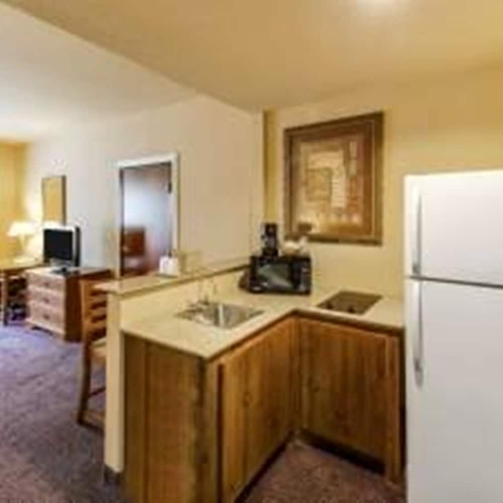 Comfort Inn and Suites Fredericksburg - photo 16