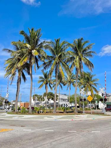Sunny Pool Close to Beach Fishing Boat Ramp — 4-Star Luxury Hotel in Jensen Beach, United States
