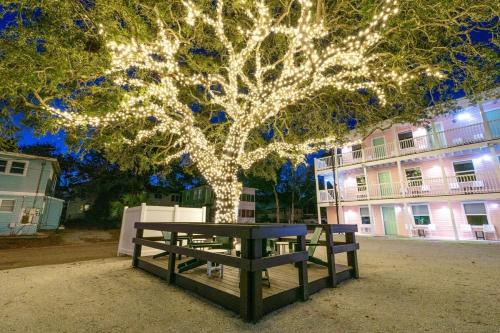 TreeHouse Lodge Walk to Beach Pet Friendly 202 — 4-Star Luxury Hotel in Myrtle Beach, United States