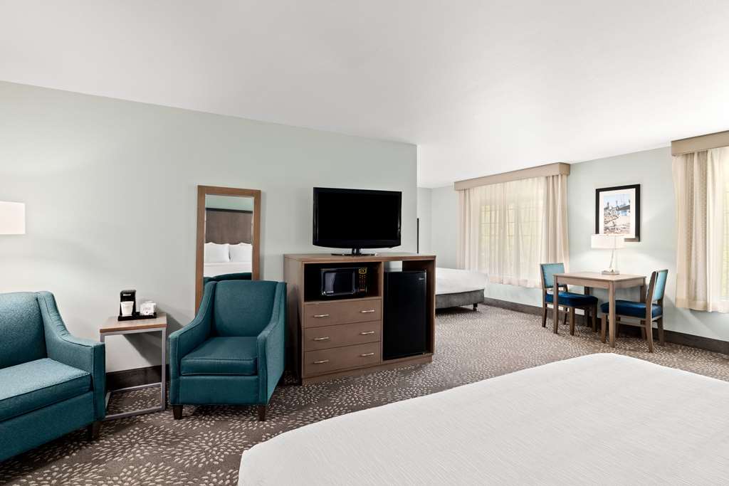 La Quinta Inn & Suites by Wyndham Newport - photo 31