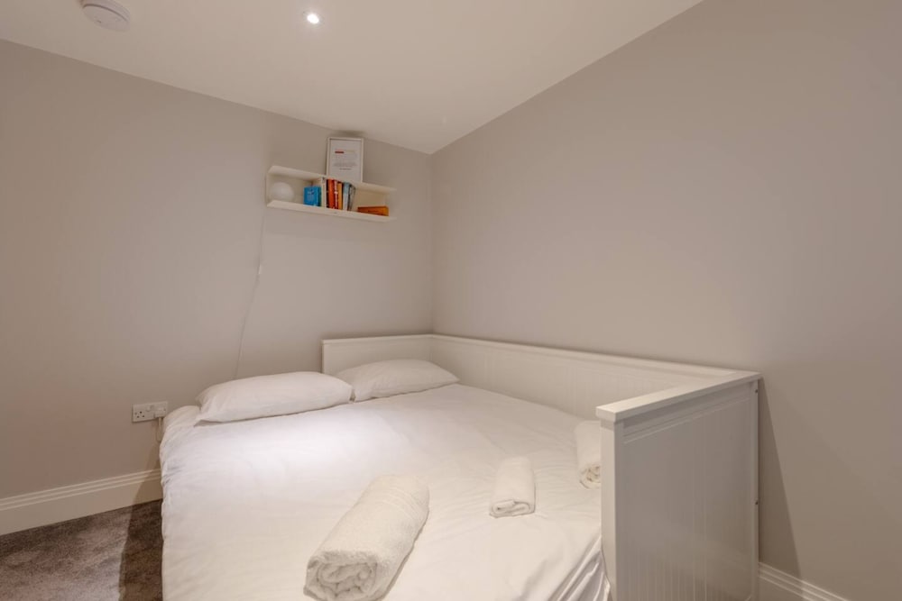 Chic 1BD Flat wPatio 2 Mins from Baron's Court — 4-Star Luxury Hotel in London, United Kingdom