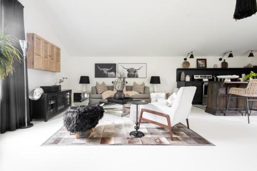 Private Pet Friendly Secret Garden Loft Oasis