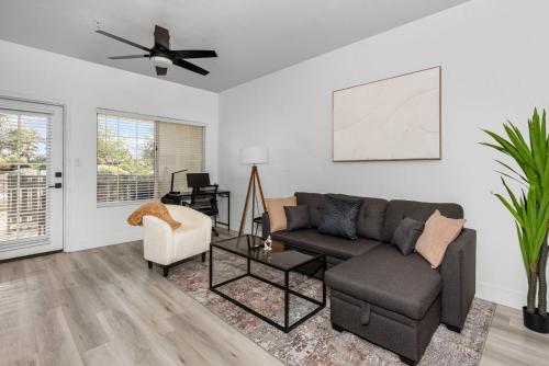 Cozy 2BR Pool Yoga Rm Gym Cabanas BBQ Prkng — 4-Star Luxury Hotel in Scottsdale, United States
