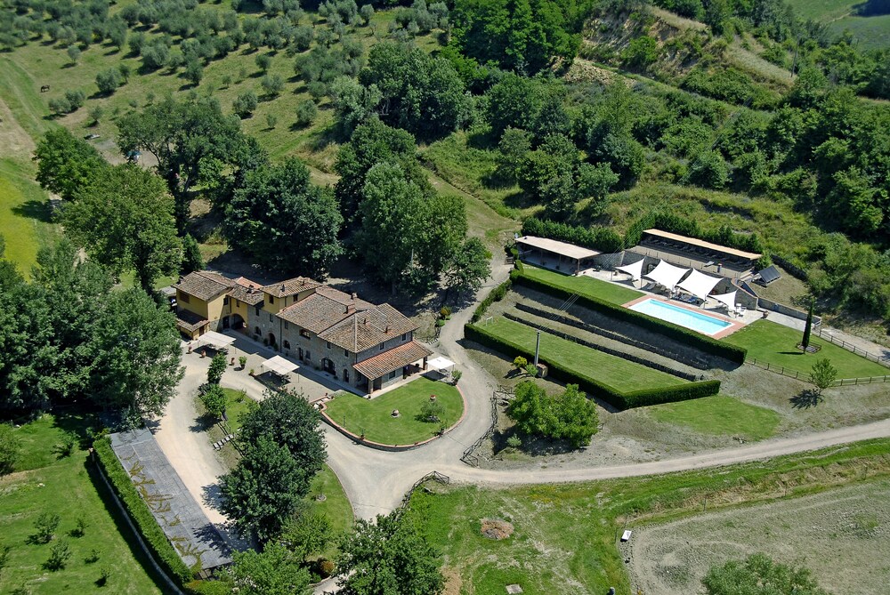Agriturismo Le Buche di Viesca — 4-Star Luxury Hotel in Reggello, Italy