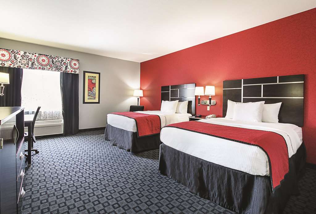 La Quinta Inn & Suites by Wyndham Dallas Hutchins - photo 24