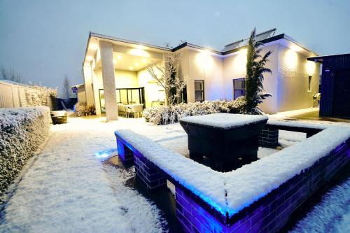 Pinecone Lodge Luxury 4BR Home l EV Charger l Fire Pit l WiFi l BBQ l 4 Car Garage — 4-Star Luxury Hotel in Jindabyne, Australia
