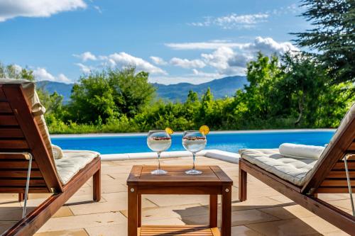 Casa di Oliva house with heated pool & jacuzzi in Trilj Croatia — 4-Star Luxury Hotel in Trilj, Croatia