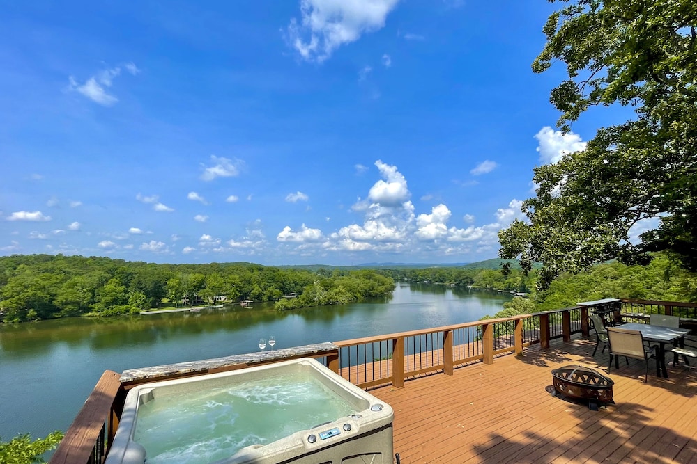 Hot Tub and Views Waterfront Escape in Hot Springs in Hot Springs, United States