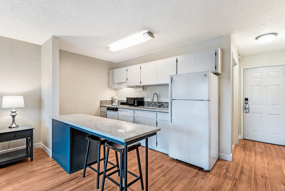 Bend Riverside Inn & Suites - photo 135