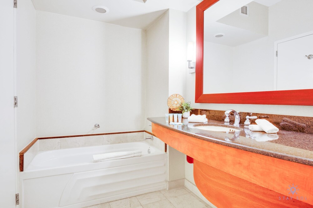 Luxury Bayfront Studio with Balcony Amazing Pool - photo 15