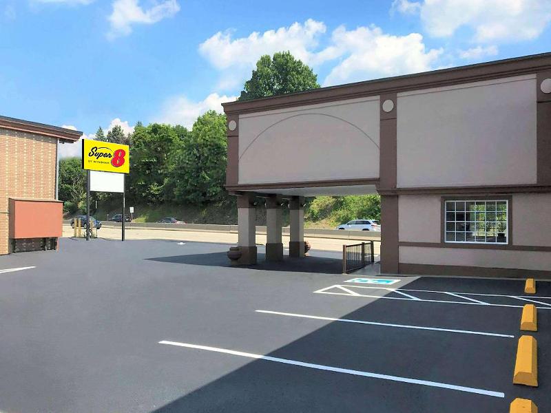 Super 8 by Wyndham Greensburg Latrobe — hotel in Greensburg
