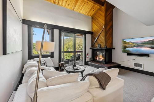 Alpine Retreat Walk to Vail Village and Slopes in Vail, United States