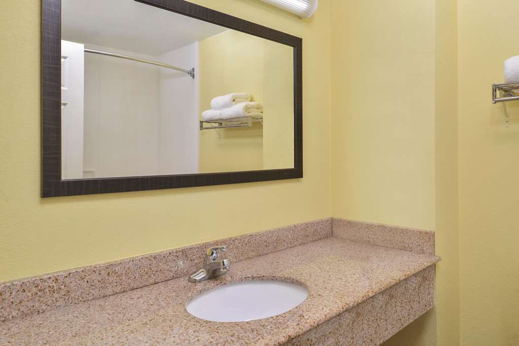 La Quinta Inn & Suites by Wyndham Atlanta South Newnan - photo 13