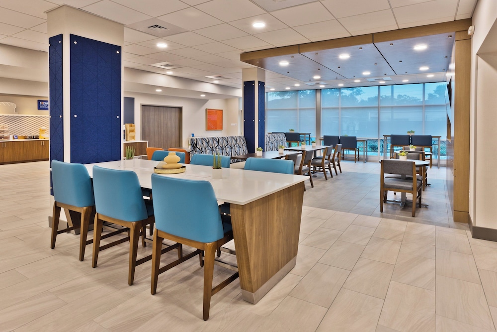 Holiday Inn Express Columbus Northeast - photo 33