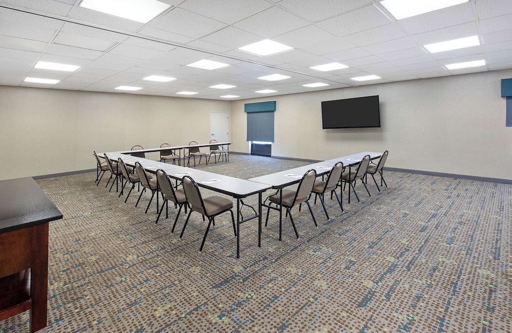 Hampton Inn Selma - photo 28