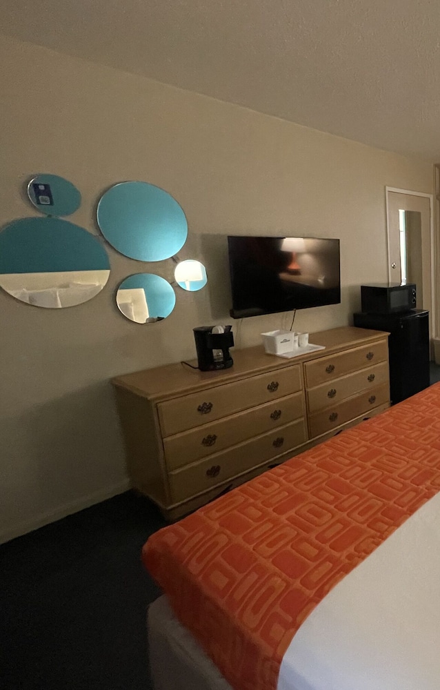 Howard Johnson By Wyndham Bakersfield - photo 3