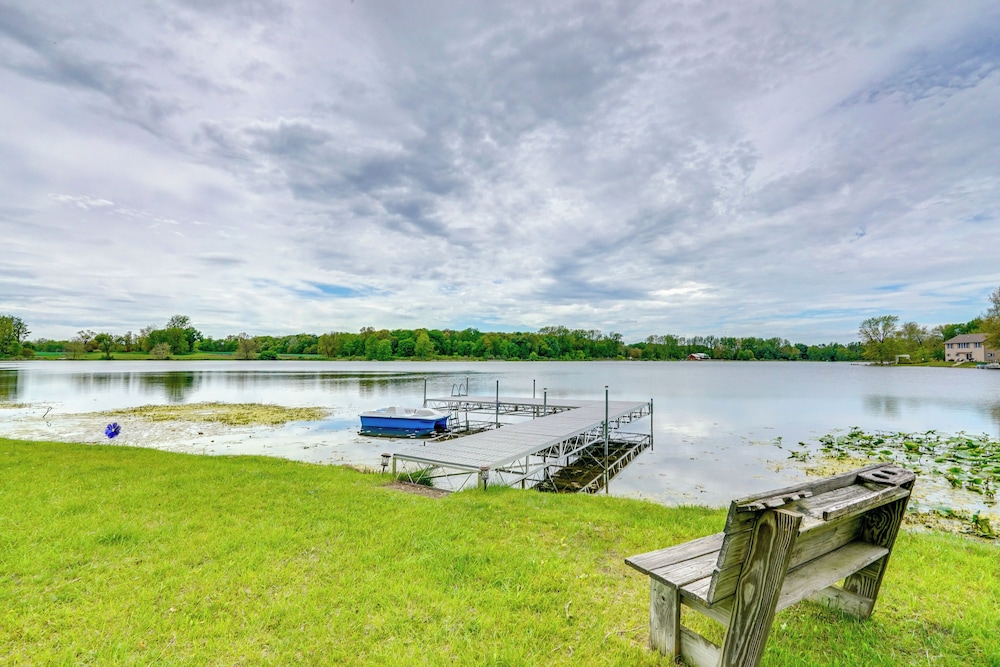 Lakefront Getaway w Fire Pit in Akron