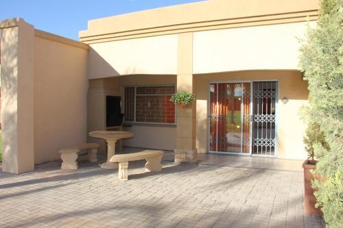 28 Degrees North West Guesthouse — 4-Star Luxury Hotel in Upington, South Africa