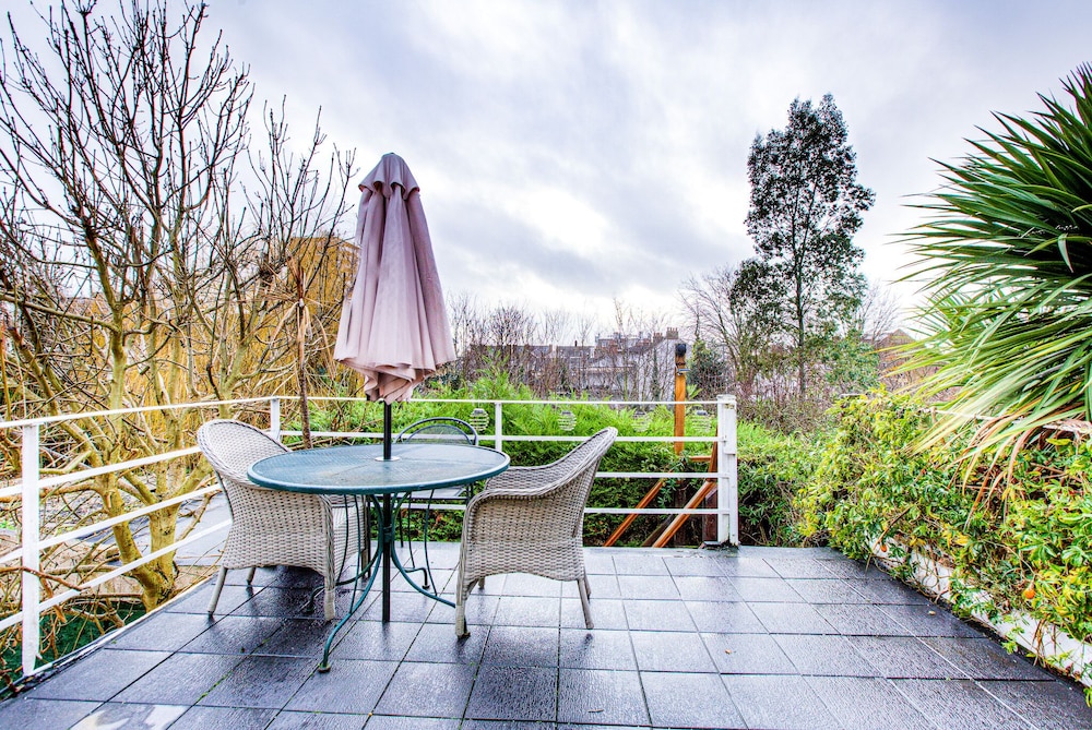 Entire studio with private parking and balcony — 5-Star Luxury Hotel in Southend-On-Sea, United Kingdom