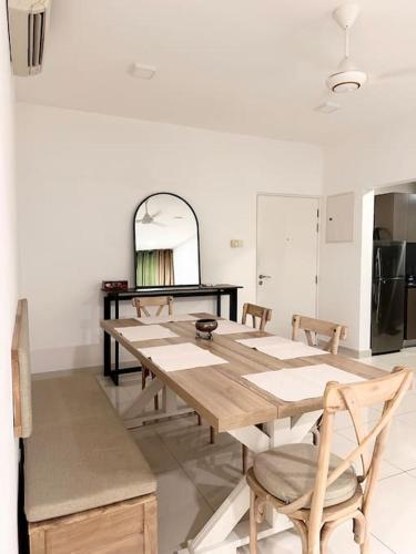 Spacious 2 BR Near Waters Edge — 4-Star Luxury Hotel in Battaramulla South, Sri Lanka