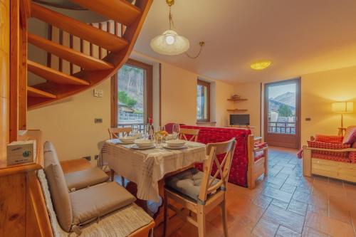Chalet Pontal 11 Relax E Vista Sulle Montagne Cour 0154 — 4-Star Luxury Hotel in Courmayeur, Italy