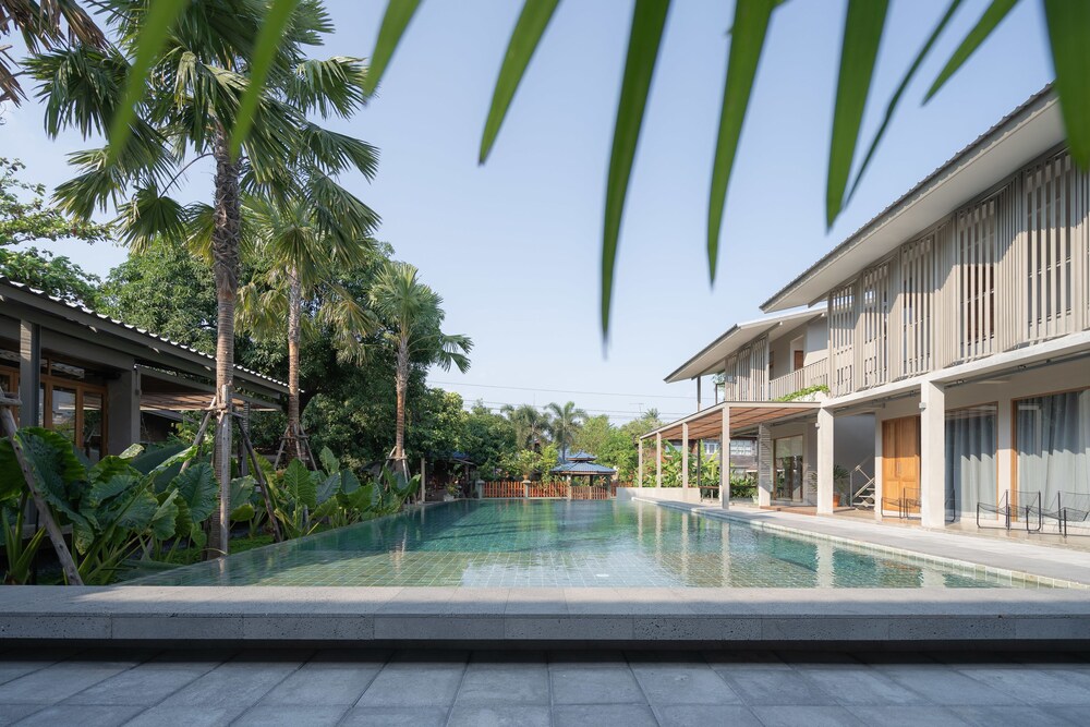 Sunkiss Pool.Bed.Cafe - carbon neutral hotel in Bangkok