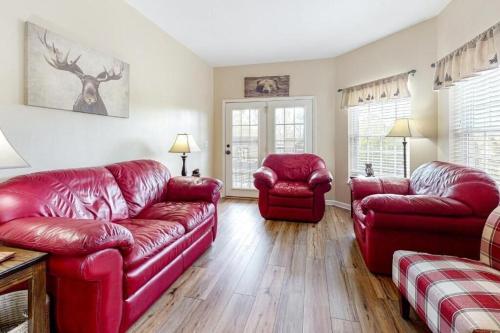 Bandit's Riverfront Retreat Mountain View Condo Fishing Balcony Fireplace Great Location — 4-Star Luxury Hotel in Pigeon Forge, United States