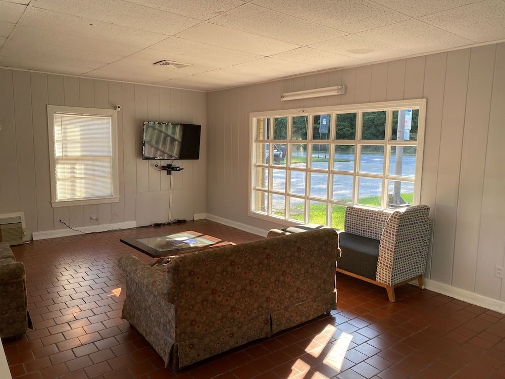 Colonial Manor Motel - photo 18