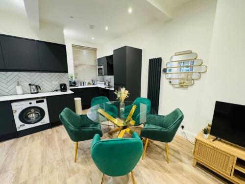 Chic Garden Flat Steps to Station — 4-Star Luxury Hotel in London, United Kingdom